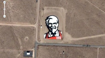 Logo KFC yang menampilan sang pemilik resep rahasia, Coloner Sander, sempat bikin heboh juga karena gambarnya ada di atas permukaan tanah. Mapvertising yang keren. Foto: Google Earth