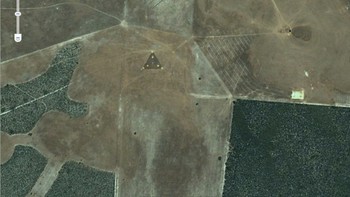 Kali ini gambar menghebohkan, yang diperbincangkan sebagai triangle UFO, datang dari Australia. Kamu percaya kalau ini alat tranmisi sinyal? Foto: Sensis Pty Ltd, Digital Globe, Google