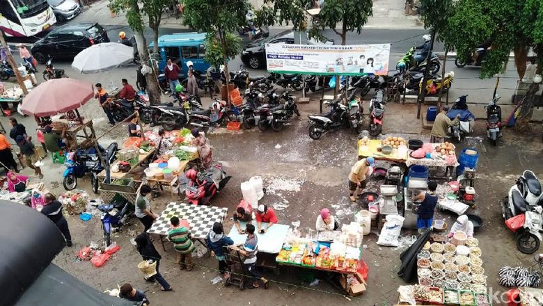 Kios yang bernomor ganjil cuma boleh buka di tanggal ganjil, begitupun sebaliknya. Hal ini juga berlaku di Pasar Pondok Labu, Jakarta Selatan.