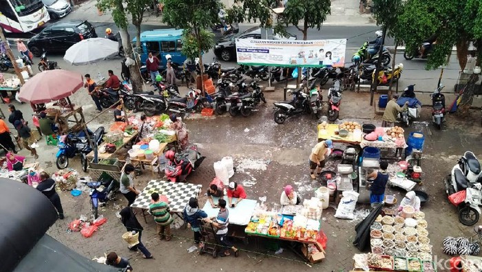 Pemprov DKI Jakarta sudah mengizinkan pasar non pangan buka mulai hari ini. Pemprov juga memberlakukan kebijakan ganjil genap di setiap kios. Artinya, kios yang bernomor ganjil cuma boleh buka di tanggal ganjil, begitupun sebaliknya. Hal ini juga berlaku di Pasar Pondok Labu, Jakarta Selatan, Senin (15/6/2020).