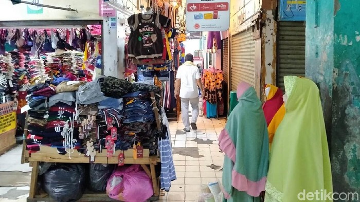 Pemprov DKI Jakarta sudah mengizinkan pasar non pangan buka mulai hari ini. Pemprov juga memberlakukan kebijakan ganjil genap di setiap kios. Artinya, kios yang bernomor ganjil cuma boleh buka di tanggal ganjil, begitupun sebaliknya. Hal ini juga berlaku di Pasar Pondok Labu, Jakarta Selatan, Senin (15/6/2020).