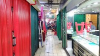 Sejumlah kios bernomor genap tampak tutup.