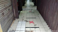 Pasar tersebut juga menerapkan physical distancing atau pembatasan fisik untuk mencegah penyebaran virus Corona.