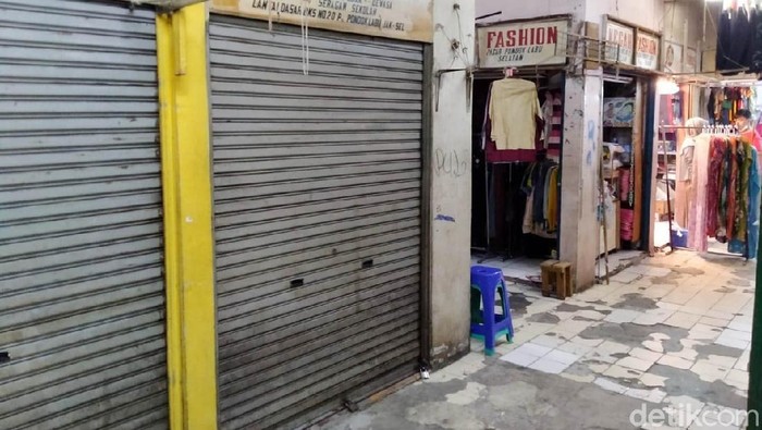 Pemprov DKI Jakarta sudah mengizinkan pasar non pangan buka mulai hari ini. Pemprov juga memberlakukan kebijakan ganjil genap di setiap kios. Artinya, kios yang bernomor ganjil cuma boleh buka di tanggal ganjil, begitupun sebaliknya. Hal ini juga berlaku di Pasar Pondok Labu, Jakarta Selatan, Senin (15/6/2020).