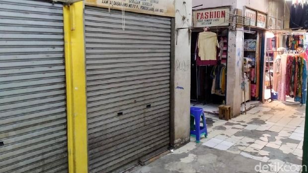 Pemprov DKI Jakarta sudah mengizinkan pasar non pangan buka mulai hari ini. Pemprov juga memberlakukan kebijakan ganjil genap di setiap kios. Artinya, kios yang bernomor ganjil cuma boleh buka di tanggal ganjil, begitupun sebaliknya. Hal ini juga berlaku di Pasar Pondok Labu, Jakarta Selatan, Senin (15/6/2020).