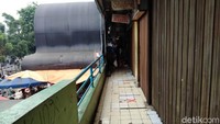 Imbas penerapan ganjil-genap tersebut, kondisi pasar terlihat tidak begitu ramai.
