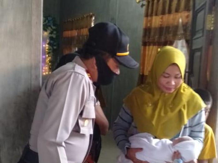 Penemuan bayi di depan rumah warga Aceh Timur (dok. Istimewa)