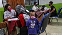 Posko tersebut menerapkan protokol kesehatan saat melayani warga.