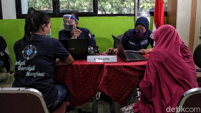 Posko Penerimaan Peserta Didik Baru (PPDB) di SMPN 30 Jakarta Utara, resmi dibuka. Posko ini menerapkan protokol kesehatan saat melayani warga.