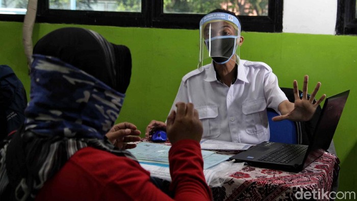 Posko Penerimaan Peserta Didik Baru (PPDB) di SMPN 30 Jakarta Utara, resmi dibuka. Posko ini menerapkan protokol kesehatan saat melayani warga.