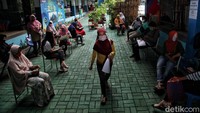 Sejumlah warga mendatangi posko PPDB di SMPN 30, Jakarta Utara, Senin (15/6).