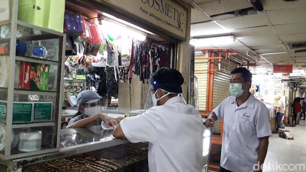 Pengurus Pasar Jatinegara cek penerapan ganjil genap
