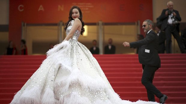 Singer Jessica Jung poses for photographers upon arrival at the opening ceremony and the premiere of the film 'The Dead Don't Die' at the 72nd international film festival, Cannes, southern France, Tuesday, May 14, 2019. (AP Photo/Petros Giannakouris)