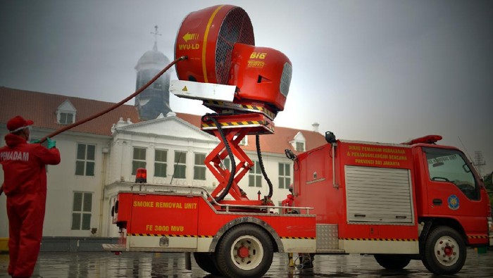 Penyemprotan disinfektan di Kawasan Wisata Kota Tua