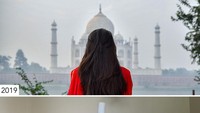 Tahun 2019 masih bisa foto-foto di Taj Mahal. Di tahun 2020, latarnya berganti tisu toilet. (Sharon Waugh/Instagram)