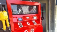 “Kelebihan Pertamini ini lainnya, kalau Abang mau memiliki Pertamini ini tapi dijaga oleh anak buah, jangan khawatir tertipu atau dibohongi bang. Karena semuanya ada laporannya berapa banyak bahan bakar atau bensin yang keluar. Ada laporannya dan bisa dikirim ke hp atau diihat langsung me;a;ui indikator di Pertamini-nya,” cerita penjaga Pertamina digital tersebut. Foto: M luthfi Andika/detik.com