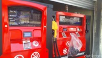 Selain itu pada Pertamini digital ini juga menyediakan selang nozzle yang bermacam-macam, ada yang selang biasa, ada yang selangnya bening pada bagian atasnya jadi terlihat warna bahan bakarnya. Foto: M luthfi Andika/detik.com