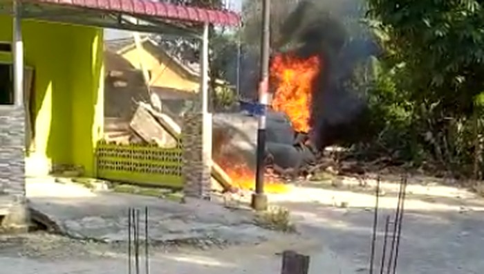 Pesawat TNI AU Hawk 200 Jatuh di Kampar Riau Pesawat TNI AU Hawk 200 Jatuh di Kampar Riau