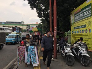 Pasar Tanah Abang Dibuka di Masa Transisi, PKL-Motor Padati Trotoar