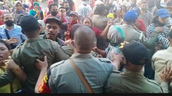 PKL Pasar Mardika dan Satpol PP Saling Dorong
