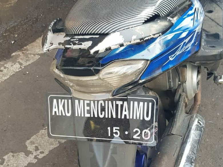 Polantas Tilang Motor Berpelat AKU MENCINTAIMU Polantas Tilang Motor Berpelat AKU MENCINTAIMU