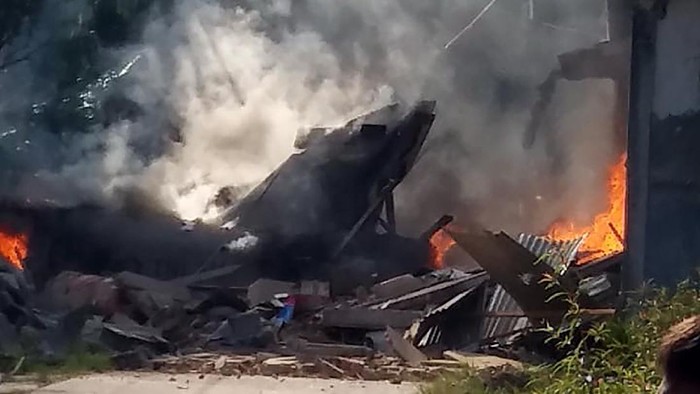 Asap membubung dari pesawat milik TNI AU yang jatuh dan terbakar di daerah permukiman penduduk di Desa Kubang Jaya Kecamatan Siak Hulu, Kabupaten Kampar, Provinsi Riau, Senin (15/6/2020). Pihak TNI AU menyatakan pesawat tempur jenis BAE Hawk 209 dengan nomor registrasi TT-0209 tersebut jatuh menimpa rumah warga, namun tidak ada korban jiwa dan pilot pesawat atas nama Lettu Pnb Apriyanto Ismail berhasil keluar dengan kursi pelontar. ANTARA FOTO/Hendri/FBA/wsj.