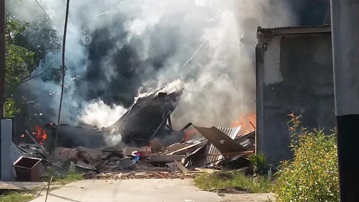 Potret saat Pesawat Tempur Hawk 200 Jatuh dan Terbakar Asap membubung dari pesawat milik TNI AU yang jatuh dan terbakar di daerah permukiman penduduk di Desa Kubang Jaya Kecamatan Siak Hulu, Kabupaten Kampar, Provinsi Riau, Senin (15/6/2020). Pihak TNI AU menyatakan pesawat tempur jenis BAE Hawk 209 dengan nomor registrasi TT-0209 tersebut jatuh menimpa rumah warga, namun tidak ada korban jiwa dan pilot pesawat atas nama Lettu Pnb Apriyanto Ismail berhasil keluar dengan kursi pelontar. ANTARA FOTO/Hendri/FBA/wsj.