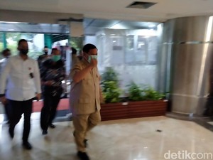 Ditanya Hasil Ketemu Luhut, Prabowo Hanya Melambai