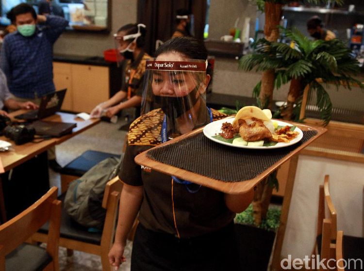Pramusaji Restoran Wajib Pakai Masker di Era New Normal