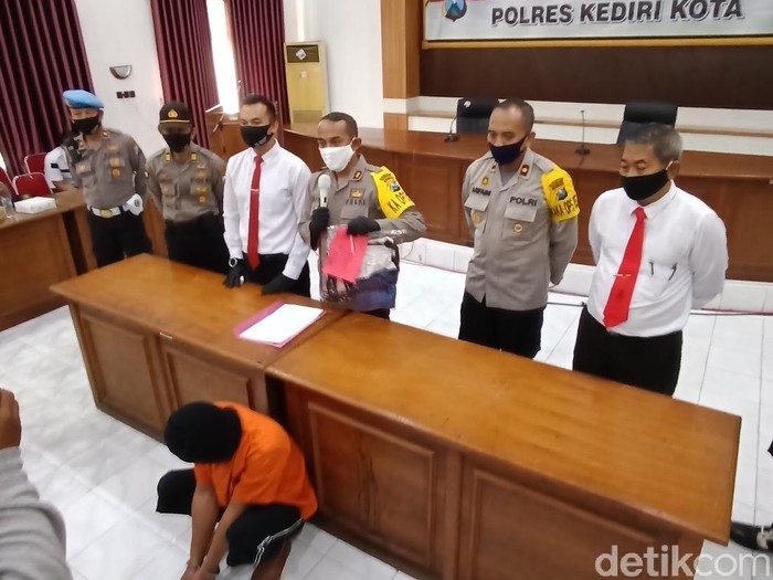 Seorang pria di Kediri menjadikan anak tiri sebagai budak seks. Ia menyetubuhi anak 14 tahun itu selama 2 tahun.
