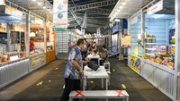 Tempat duduk di pusat kuliner Ibu Kota itu pun mematuhi penerapan protokol kesehatan yang berlaku dengan menjaga jarak.