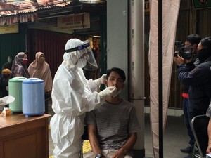 Pedagang Pasar Warga Jati Baru Enggan Ikuti Tes Corona, Lurah Jemput Bola