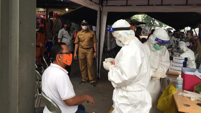 Puskesmas Tanah Abang Gelar Tes Corona di Pasar Binaan Warga Jati Baru (Foto: Tiara/detikcom)