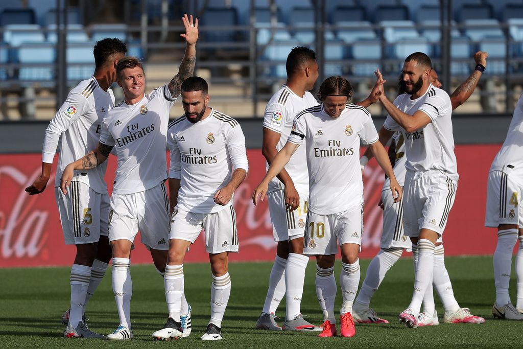 Real Madrid vs Eibar MADRID, SPAIN - JUNE 14: Toni Kroos of Real Madrid celebrates with his team after scoring his teams first goal during the Liga match between Real Madrid CF and SD Eibar SAD at Estadio Alfredo Di Stefano on June 14, 2020 in Madrid, Spain. (Photo by Gonzalo Arroyo Moreno/Getty Images)