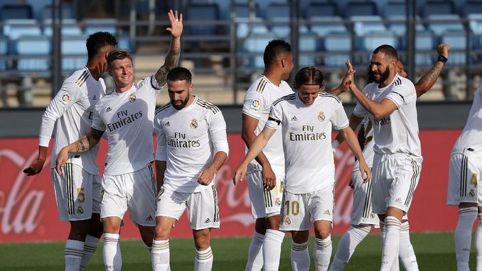 Real Madrid vs Eibar MADRID, SPAIN - JUNE 14: Toni Kroos of Real Madrid celebrates with his team after scoring his teams first goal during the Liga match between Real Madrid CF and SD Eibar SAD at Estadio Alfredo Di Stefano on June 14, 2020 in Madrid, Spain. (Photo by Gonzalo Arroyo Moreno/Getty Images)
