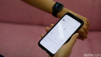 Pengoperasian jam pintar ini menggunakan apikasi Realme Link yang baru tersedia di Android. Foto: Adi Fida Rahman/detikINET