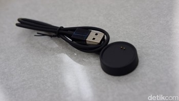 Charger magnetik disertakan dalam paket penjualan. Foto: Adi Fida Rahman/detikINET