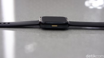 Bagian samping kanan terdapat tombol. Foto: Adi Fida Rahman/detikINET