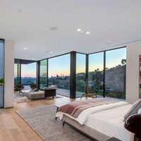 Terdiri dari tiga lantai, rumah baru Ariana Grande memiliki empat ruang tidur dan tujuh kamar mandi. (Foto: dok. MLS via The Sun)