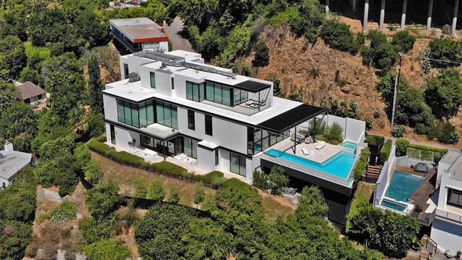 Meski sudah selesai dibangun pada 2018, rumah baru penyanyi 26 tahun ini sebenarnya belum pernah ditempati karena tidak laku terjual. Harga awal rumah ini US$ 25 juta sebelum akhirnya dikorting. (Foto: dok. MLS via The Sun)