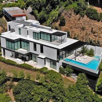 Meski sudah selesai dibangun pada 2018, rumah baru penyanyi 26 tahun ini sebenarnya belum pernah ditempati karena tidak laku terjual. Harga awal rumah ini US$ 25 juta sebelum akhirnya dikorting. (Foto: dok. MLS via The Sun)