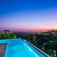 Kolam renang infinity berbentuk L semakin melengkapi kemewahan rumah Ariana Grande. Ditambah lagi panorama kota Los Angeles yang menakjubkan. (Foto: dok. MLS via The Sun)