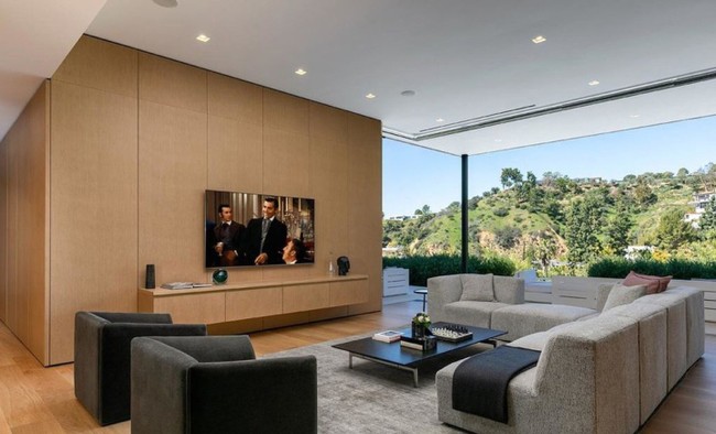 Rumah dengan luas bangunan 929 meter persegi ini bertengger di tepi bukit Sunset Strip. Kabarnya, Keanu Reeves dan Leonardo DiCaprio punya rumah di area yang sama. (Foto: dok. MLS via The Sun)