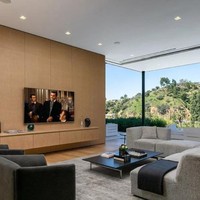 Rumah dengan luas bangunan 929 meter persegi ini bertengger di tepi bukit Sunset Strip. Kabarnya, Keanu Reeves dan Leonardo DiCaprio punya rumah di area yang sama. (Foto: dok. MLS via The Sun)