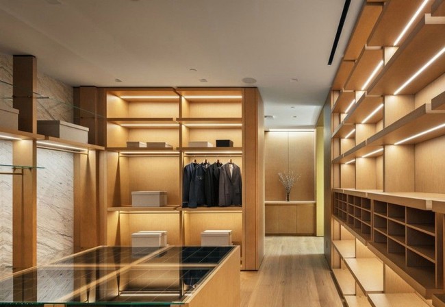 Walk-in closet yang cukup luas untuk menyimpan semua koleksi baju, tas dan sepatu penyanyi pemenang Grammy tersebut. (Foto: dok. MLS via The Sun)