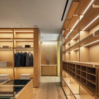 Walk-in closet yang cukup luas untuk menyimpan semua koleksi baju, tas dan sepatu penyanyi pemenang Grammy tersebut. (Foto: dok. MLS via The Sun)