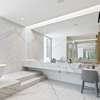 Kamar mandi Ariana Grande yang terasa mewah berkat granit putih yang mendominasi ruangan. (Foto: dok. MLS via The Sun)