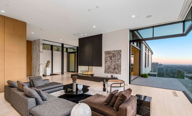 Bangunan hunian ini bergaya minimalis dengan detail garis-garis yang tegas.  Hadir dengan konsep terbuka, rumah Ariana terasa sangat lega. (Foto: dok. MLS via The Sun)