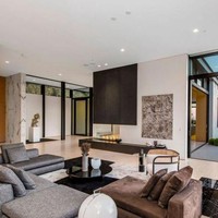 Bangunan hunian ini bergaya minimalis dengan detail garis-garis yang tegas.  Hadir dengan konsep terbuka, rumah Ariana terasa sangat lega. (Foto: dok. MLS via The Sun)