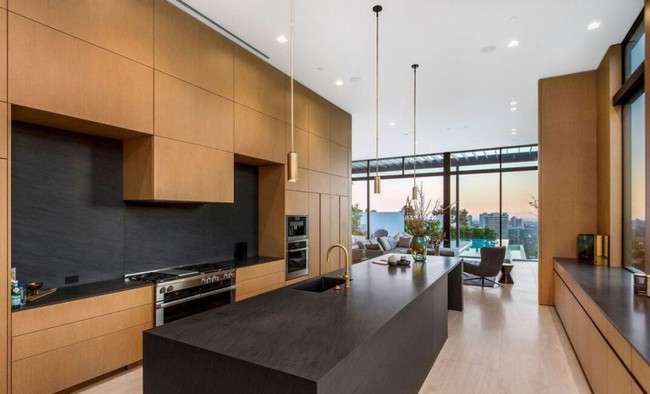 Area dapur didominasi oleh kayu yang menciptakan atmosfer hangat. Makin bikin betah tinggal di rumah. (Foto: dok. MLS via The Sun)